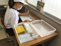 着座して商品仕分け
