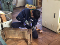 インパクトドライバーを使って、ねじを抜いています